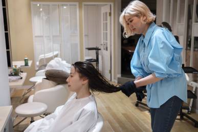 woman japanese hairdressers getting her hair done 1